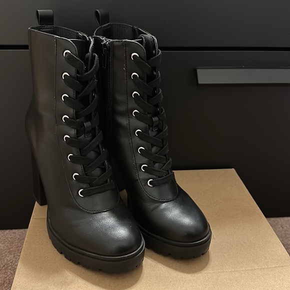 STEVE MADDEN BLACK LACE UP BOOTS - Picture 2 of 5